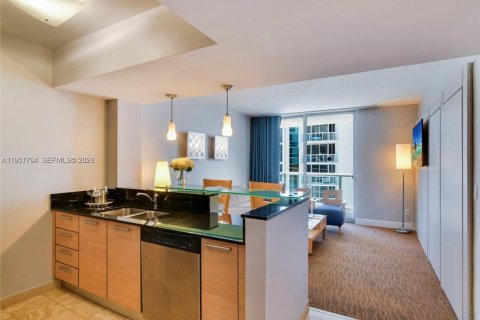 Condominio en venta en Sunny Isles Beach, Florida, 1 dormitorio, 63.92 m2 № 2008549 - foto 6
