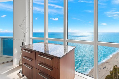 Condominio en venta en Sunny Isles Beach, Florida, 3 dormitorios, 257.15 m2 № 2035727 - foto 19
