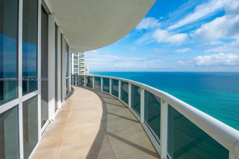 Condominio en venta en Sunny Isles Beach, Florida, 3 dormitorios, 257.15 m2 № 2035727 - foto 15