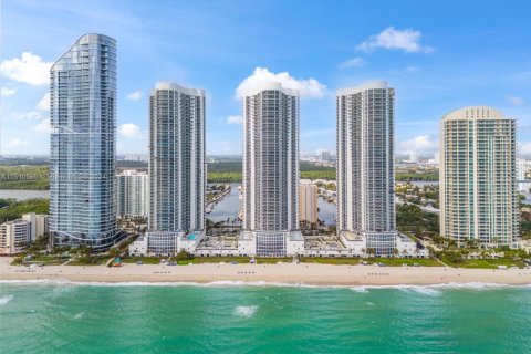Condominio en venta en Sunny Isles Beach, Florida, 3 dormitorios, 257.15 m2 № 2035727 - foto 2