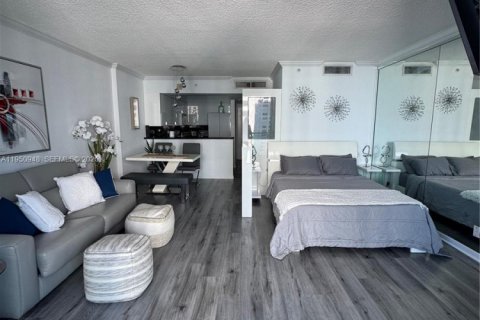 Condo in Hollywood, Florida  № 2063856 - photo 2