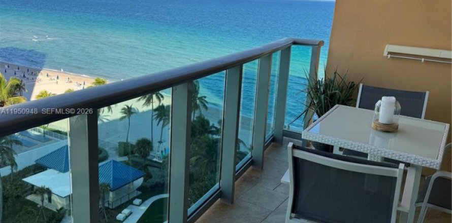 Studio in the Condo in Hollywood, Florida  № 2063856