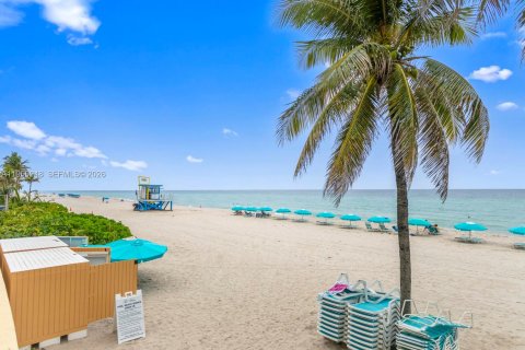 Condo in Hollywood, Florida  № 2063856 - photo 28