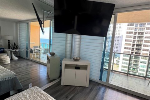 Condo in Hollywood, Florida  № 2063856 - photo 11