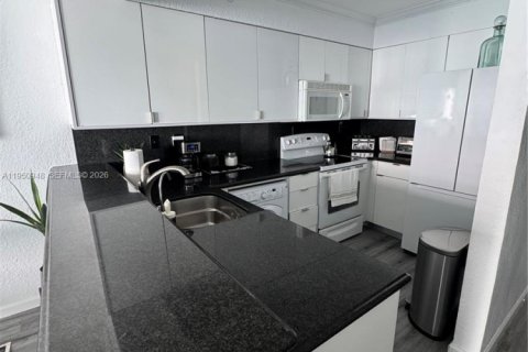 Condo in Hollywood, Florida  № 2063856 - photo 6