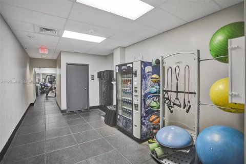 Condo in Hollywood, Florida  № 2063856 - photo 20