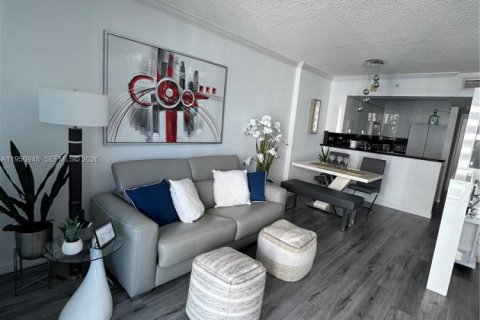 Condo in Hollywood, Florida  № 2063856 - photo 14