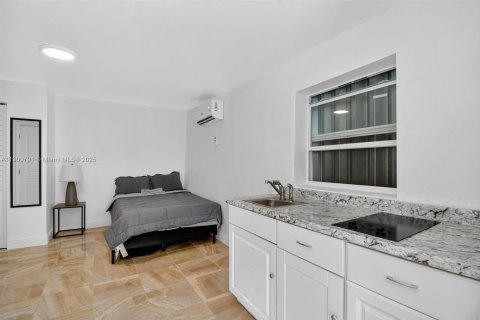 House in North Miami, Florida 6 bedrooms, 143.26 sq.m. № 1951888 - photo 19