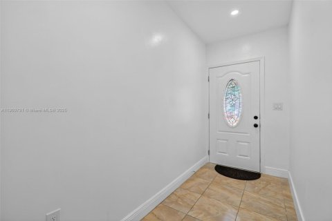 House in North Miami, Florida 6 bedrooms, 143.26 sq.m. № 1951888 - photo 2