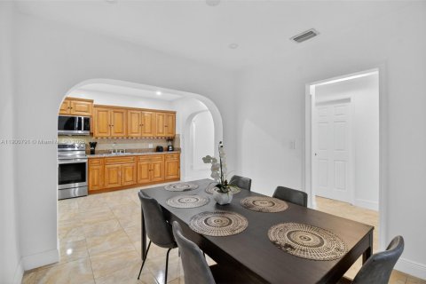 House in North Miami, Florida 6 bedrooms, 143.26 sq.m. № 1951888 - photo 6