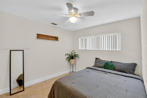 House in North Miami, Florida 6 bedrooms, 143.26 sq.m. № 1951888 - photo 16