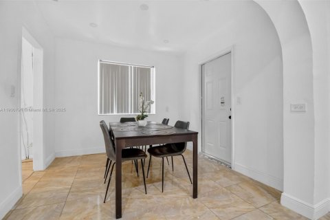 House in North Miami, Florida 6 bedrooms, 143.26 sq.m. № 1951888 - photo 8
