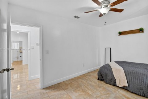 House in North Miami, Florida 6 bedrooms, 143.26 sq.m. № 1951888 - photo 12