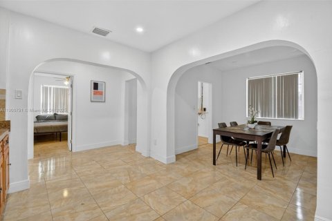 House in North Miami, Florida 6 bedrooms, 143.26 sq.m. № 1951888 - photo 9