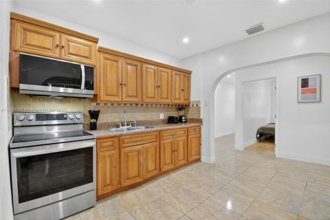 House in North Miami, Florida 6 bedrooms, 143.26 sq.m. № 1951888 - photo 5