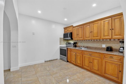 House in North Miami, Florida 6 bedrooms, 143.26 sq.m. № 1951888 - photo 4