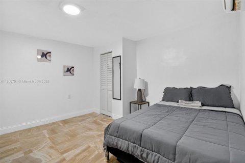 House in North Miami, Florida 6 bedrooms, 143.26 sq.m. № 1951888 - photo 21