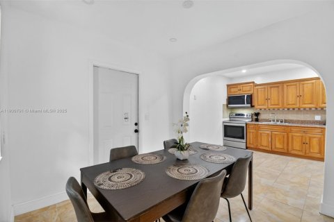 House in North Miami, Florida 6 bedrooms, 143.26 sq.m. № 1951888 - photo 7