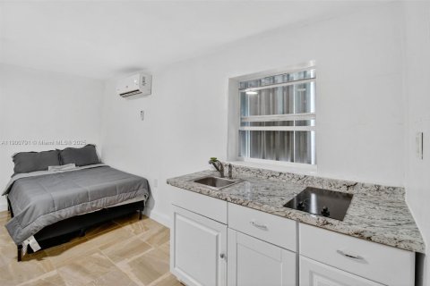 House in North Miami, Florida 6 bedrooms, 143.26 sq.m. № 1951888 - photo 18