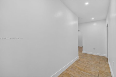 House in North Miami, Florida 6 bedrooms, 143.26 sq.m. № 1951888 - photo 3