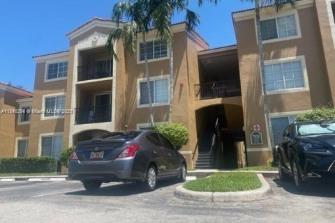 Condo in Tamarac, Florida, 2 bedrooms  № 1852365 - photo 1