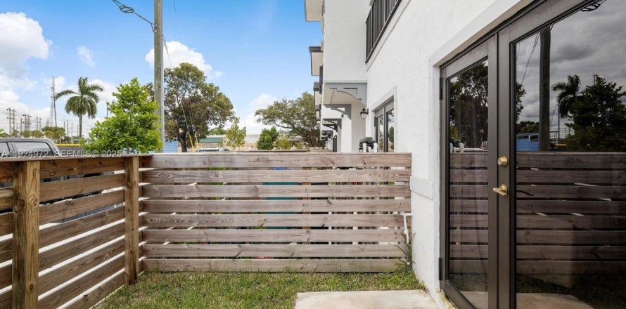 Adosado en Homestead, Florida 3 dormitorios, 135.92 m2 № 1983848