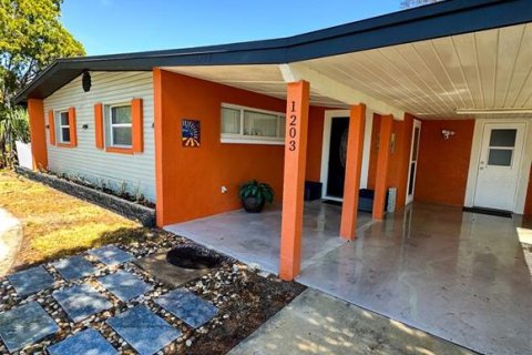 House in Clearwater, Florida 3 bedrooms, 148.64 sq.m. № 2108837