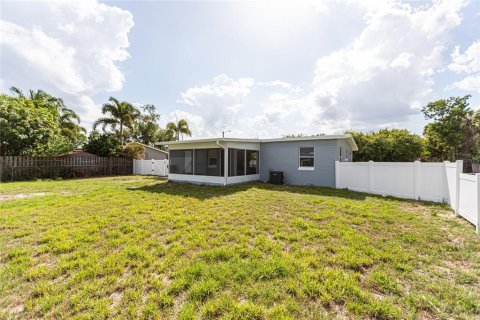 House in Port Charlotte, Florida 3 bedrooms, 93.92 sq.m. № 2195136 - photo 23
