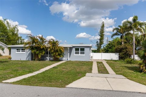 House in Port Charlotte, Florida 3 bedrooms, 93.92 sq.m. № 2195136