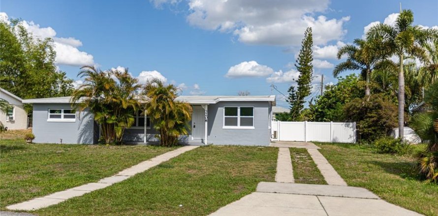 House in Port Charlotte, Florida 3 bedrooms, 93.92 sq.m. № 2195136