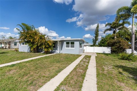 House in Port Charlotte, Florida 3 bedrooms, 93.92 sq.m. № 2195136 - photo 2