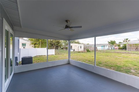 House in Port Charlotte, Florida 3 bedrooms, 93.92 sq.m. № 2195136 - photo 21