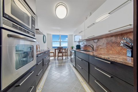 Copropriété à louer à Hollywood, Floride: 2 chambres, 173.54 m2 № 1984944 - photo 5