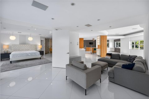 House in Miami Beach, Florida 5 bedrooms, 285.86 sq.m. № 2030916 - photo 25