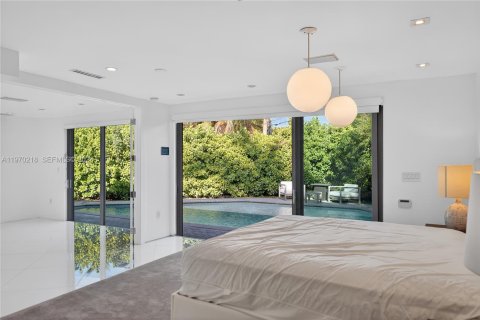 House in Miami Beach, Florida 5 bedrooms, 285.86 sq.m. № 2030916 - photo 27