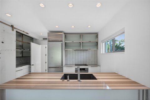 House in Miami Beach, Florida 5 bedrooms, 285.86 sq.m. № 2030916 - photo 9