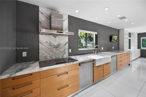 House in Miami Beach, Florida 5 bedrooms, 285.86 sq.m. № 2030916 - photo 11