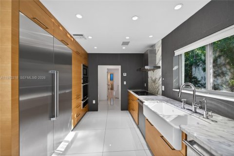 House in Miami Beach, Florida 5 bedrooms, 285.86 sq.m. № 2030916 - photo 7