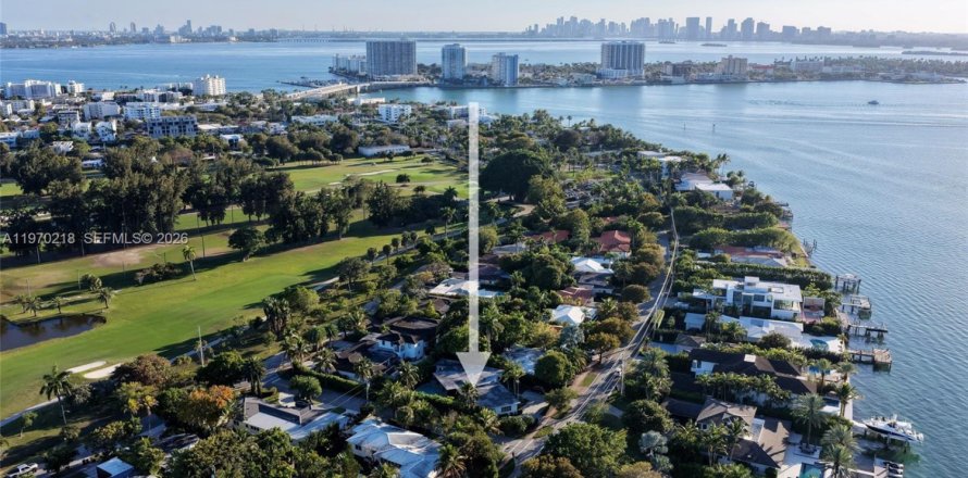 House in Miami Beach, Florida 5 bedrooms, 285.86 sq.m. № 2030916