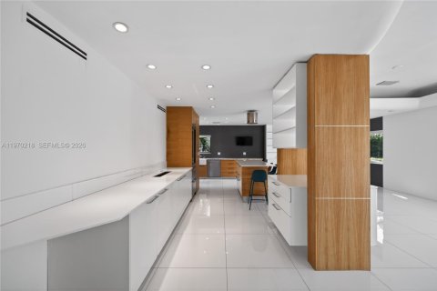 House in Miami Beach, Florida 5 bedrooms, 285.86 sq.m. № 2030916 - photo 21