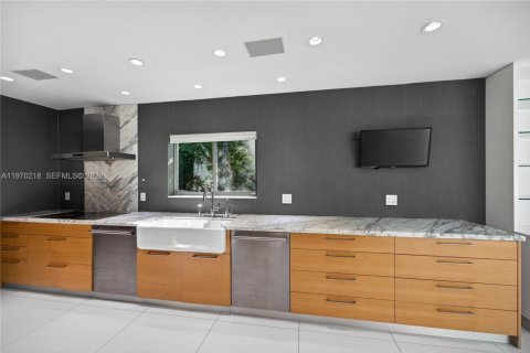 House in Miami Beach, Florida 5 bedrooms, 285.86 sq.m. № 2030916 - photo 19