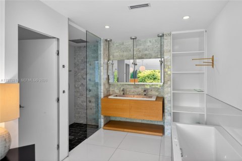 House in Miami Beach, Florida 5 bedrooms, 285.86 sq.m. № 2030916 - photo 30