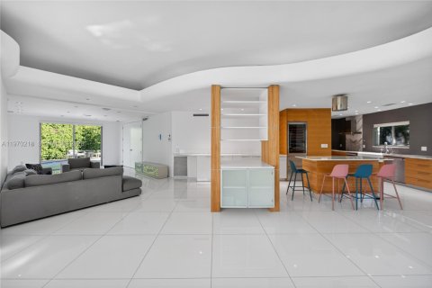 House in Miami Beach, Florida 5 bedrooms, 285.86 sq.m. № 2030916 - photo 14