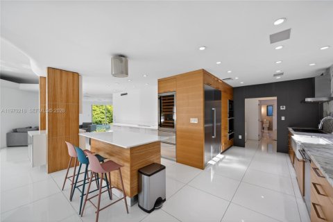 House in Miami Beach, Florida 5 bedrooms, 285.86 sq.m. № 2030916 - photo 17