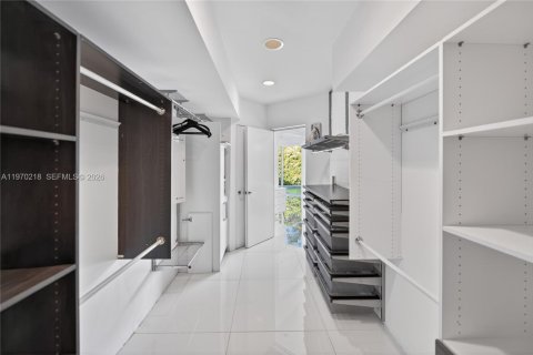 House in Miami Beach, Florida 5 bedrooms, 285.86 sq.m. № 2030916 - photo 29