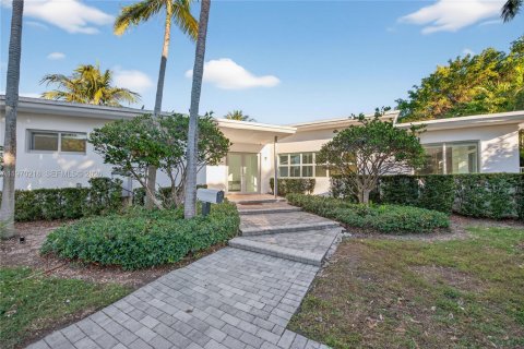 House in Miami Beach, Florida 5 bedrooms, 285.86 sq.m. № 2030916 - photo 2