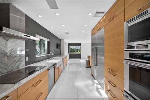 House in Miami Beach, Florida 5 bedrooms, 285.86 sq.m. № 2030916 - photo 20