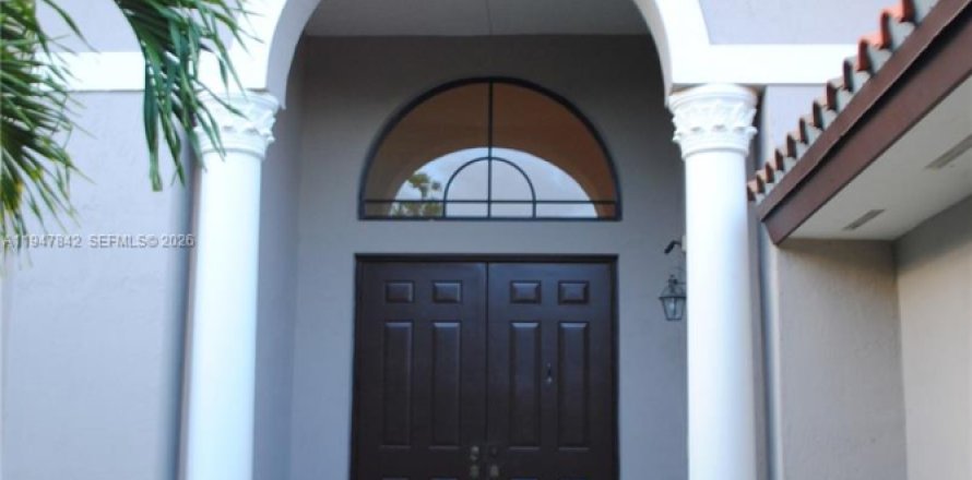 Villa ou maison à Cutler Bay, Floride 5 chambres, 366.5 m2 № 2005047