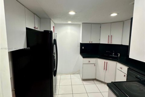 Condominio en alquiler en Lauderhill, Florida, 2 dormitorios, 114.27 m2 № 1982765 - foto 2