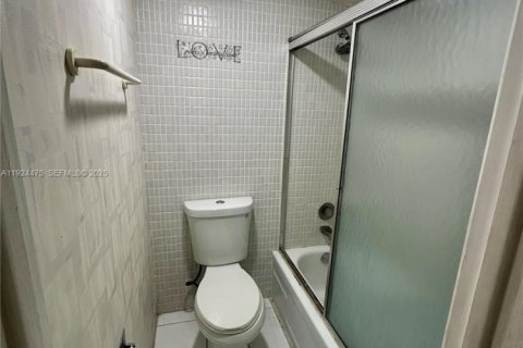 Condominio en alquiler en Lauderhill, Florida, 2 dormitorios, 114.27 m2 № 1982765 - foto 9